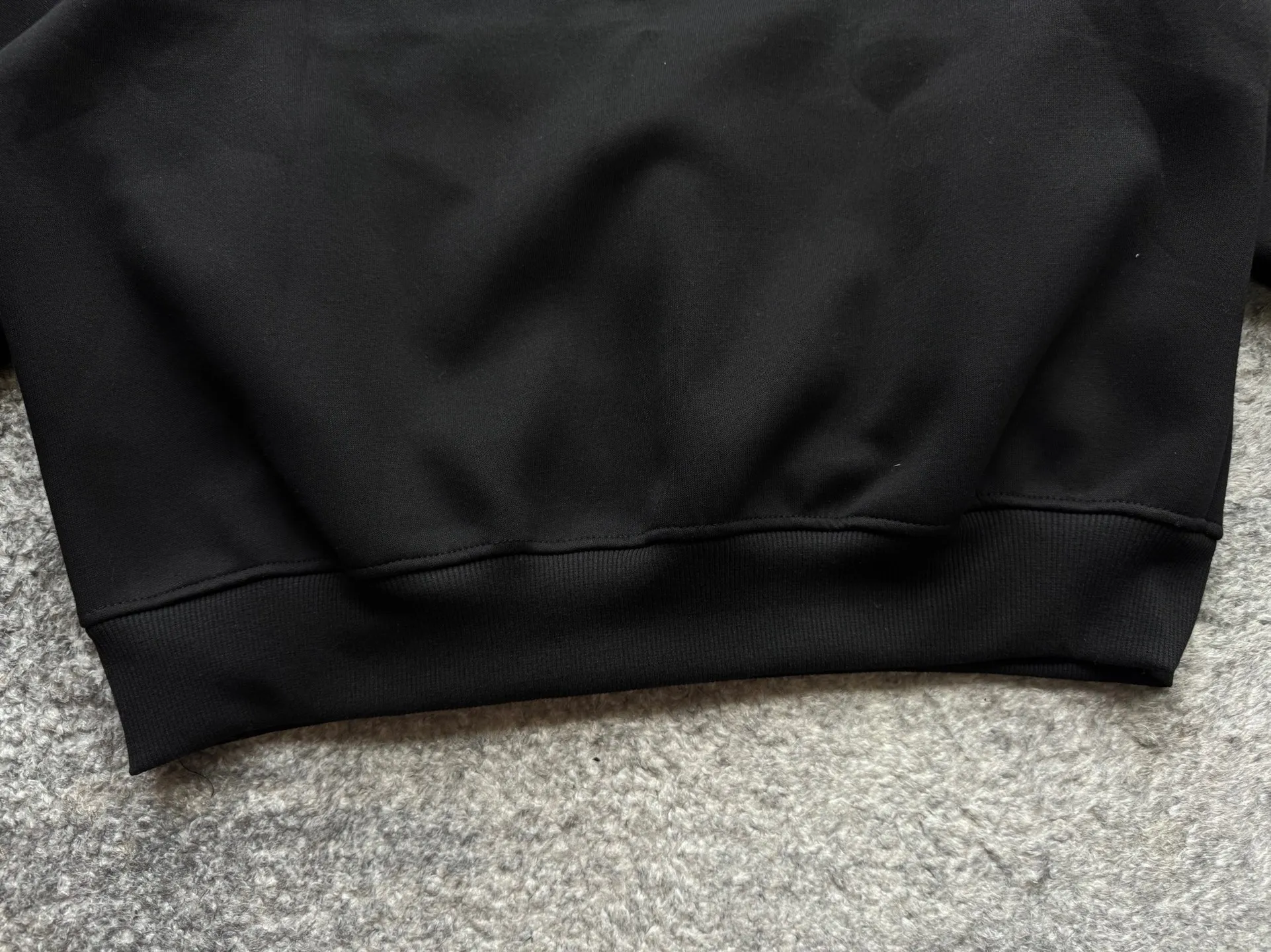 P220 Polo Ralph Lauren FW25 solid color embroidered logo sweatshirt. A sweatshirt is absolutely indispensable for the lazy feeling in autumn⛸️Ralph Luaren. The core is casual and relaxed, and the exterior is an American silhouette. It has a boyish laziness in place. It is unobtrusive but looks more timeless. 🕶️ The large drop shoulder version looks casual and fashionable. Wear it alone in spring and autumn or layer it in winter. It is completely a long-term sweatshirt in the wardrobe🫶🏻 Size Length Sleeve Length Bust M 63.5 80.5 130 L 65 82 134 XL 66.5 83.5 138